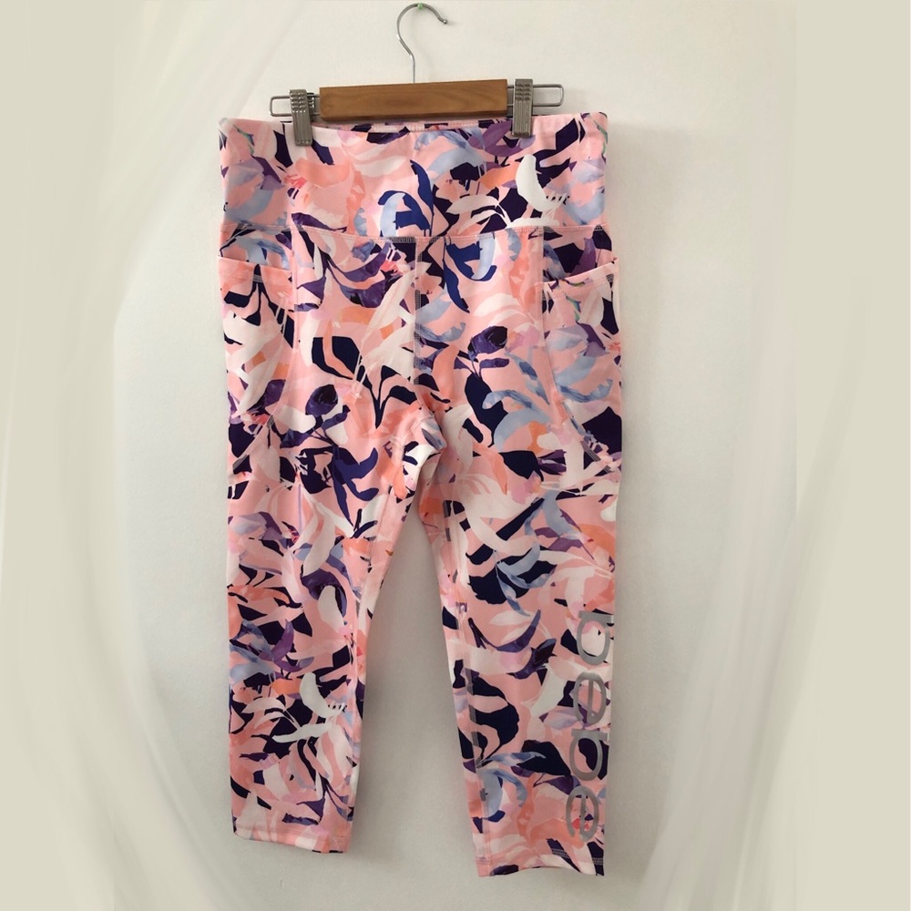 🏃🏽‍♀️bebe sport | Pink Floral Print Athletic Pocket Capri Pants
